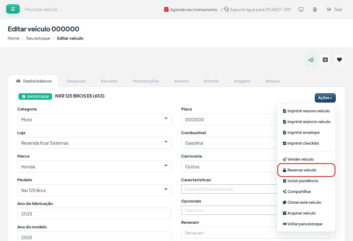 Ficha do veículo com o menu Ações aberto e a opção Reservar veículo destacada.