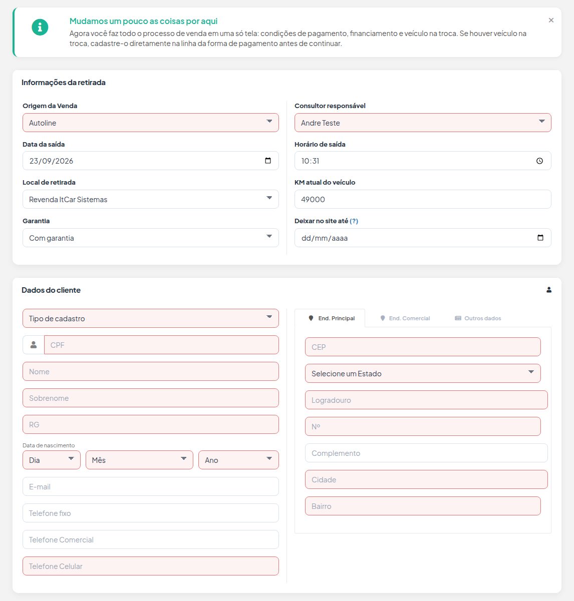 Tela Retirar veículo do estoque: caixas Informações da retirada (origem, consultor, data, horário, local, KM e garantia) e Dados do cliente.